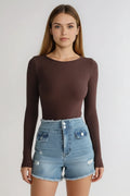 Body élégant à manches longues, dos nu, porté par une femme, modèle Chiara, Color marron, parfait pour toutes occasions.