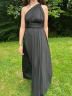 Robe multiposition odyssée élégante en tissu fluide noir, idéale pour un look polyvalent et chic en toutes occasions.
