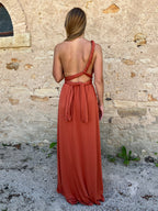 Robe multiposition Odyssée en tissu fluide, dos nu élégant, couleur chaude, idéale pour des styles variés et uniques.