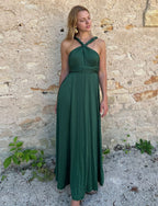 Robe multiposition Odyssée élégante en vert, idéale pour différentes occasions, combinant style et polyvalence.