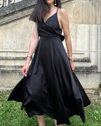 Robe satin dos nu Tessa, mi-longue élégante en soie noire, parfaite pour soirées chic et occasions spéciales en plein air.