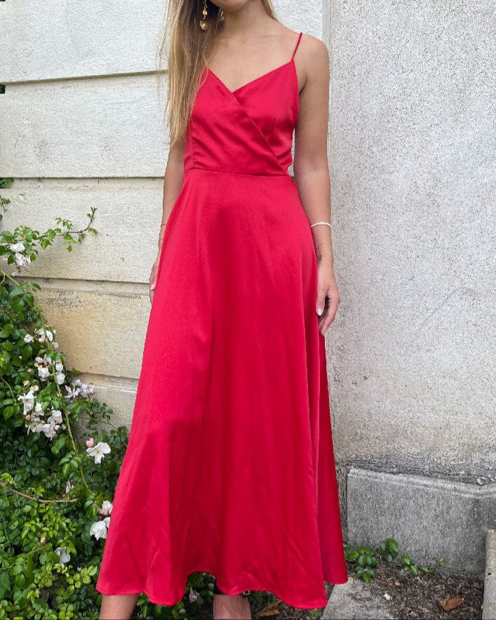 Robe satin dos nu mi-longue élégante pour soirée ou événement spécial, couleur vive, design raffiné et moderne.
