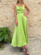 Robe satin mi-longue dos nu tessa en soie, élégante et chic, idéale pour une soirée sophistiquée ou un événement spécial.