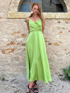 Robe satin mi-longue dos nu tessa en soie, élégante et chic, idéale pour une soirée sophistiquée ou un événement spécial.