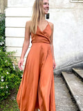 Robe satin dos nu mi-longue modèle Tessa, élégante et fluide en soie orange, idéale pour une occasion estivale.