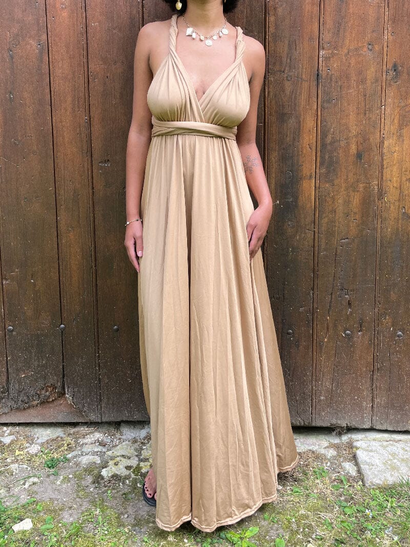 Robe multiposition odysée élégante pour cérémonie, versatile avec multiples styles, parfaite pour tout événement spécial.