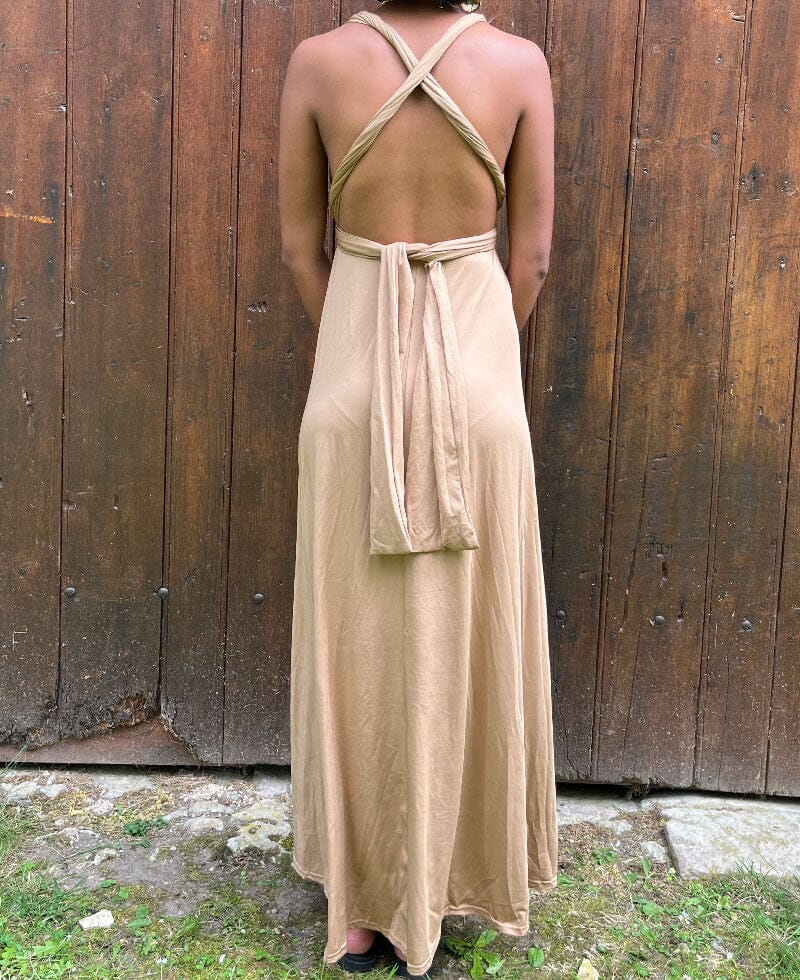Robe multiposition odysée élégante pour cérémonie, versatile avec multiples styles, parfaite pour tout événement spécial.