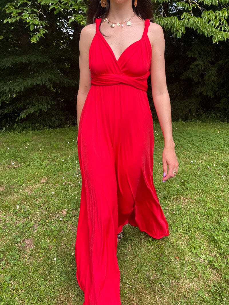 Robe multi-position rouge élégante avec design asymétrique, idéale pour divers styles et occasions. Confort et glamour.